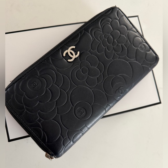 Chanel Camellia Zipper Wallet Bag Black - Picture 3 of 15